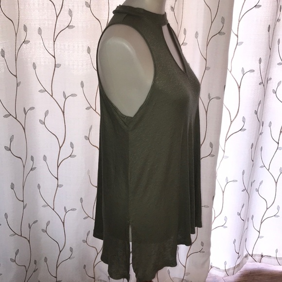 ⭐️Flowy tank top with key hole opening NWT⭐️ - Picture 3 of 9